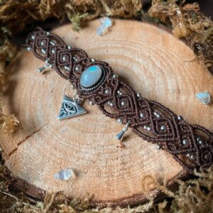 Collier ras de cou fait main marron avec pierre de péristérite avec de beaux reflets. Breloque en forme de triangle gravée oeil en dessous de la pierre. perles argentées tout le long du collier. style hippie bohème