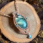 Collier marron avec pierre de Labradorite. Perles et breloque argentées. Tissage en micro macramé