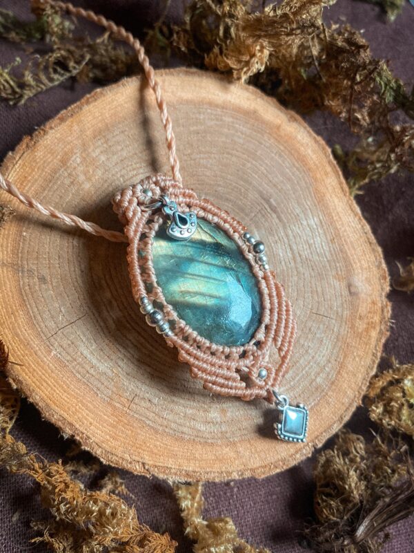 Collier marron avec pierre de Labradorite. Perles et breloque argentées. Tissage en micro macramé