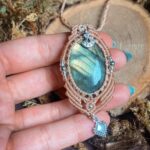 Collier marron avec pierre de Labradorite. Perles et breloque argentées. Tissage en micro macramé
