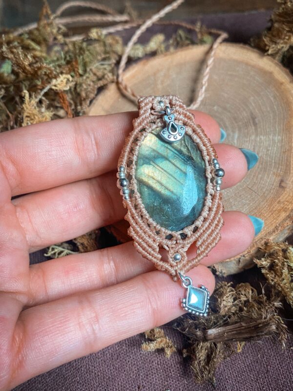 Collier marron avec pierre de Labradorite. Perles et breloque argentées. Tissage en micro macramé
