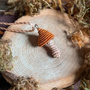 Collier champignon en micro macramé, chapeau orange et tronc blanc