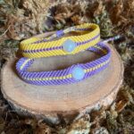 Bracelets duo de couple ou d'amitié, l'un violet avec un liseré jaune et une pierre de quartz rose et l'autre jaune avec liseré violet et pierre de quartz rose. Style hippie bohème, Saint Valentin