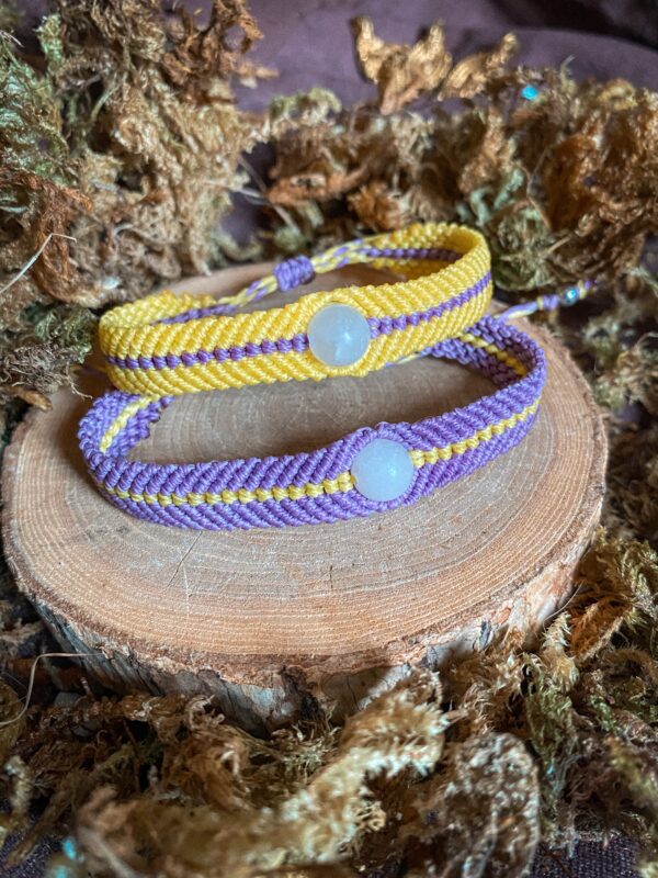 Bracelets duo de couple ou d'amitié, l'un violet avec un liseré jaune et une pierre de quartz rose et l'autre jaune avec liseré violet et pierre de quartz rose. Style hippie bohème, Saint Valentin