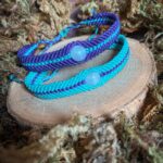 Bracelets duo de couple ou d'amitié, l'un violet avec un liseré bleu et une pierre de quartz rose et l'autre bleu avec liseré violet et pierre de quartz rose. Style hippie bohème Saint Valentin