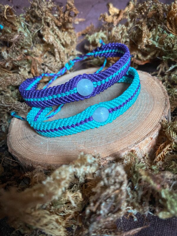 Bracelets duo de couple ou d'amitié, l'un violet avec un liseré bleu et une pierre de quartz rose et l'autre bleu avec liseré violet et pierre de quartz rose. Style hippie bohème Saint Valentin