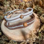 Bracelets duo de couple ou d'amitié, l'un blanc avec un liseré marron et une pierre de jaspe paysage marron et l'autre marron avec liseré blanc et pierre de jaspe paysage marron. Style hippie bohème