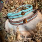 Bracelets duo de couple ou d'amitié, l'un marron avec un liseré vert et une pierre de oeil du tigre marron et l'autre vert avec liseré marron et pierre de Oeil de tigre marron. Style hippie bohème, saint valentin