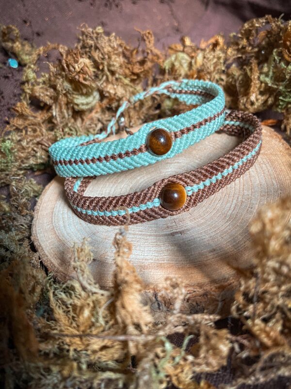 Bracelets duo de couple ou d'amitié, l'un marron avec un liseré vert et une pierre de oeil du tigre marron et l'autre vert avec liseré marron et pierre de Oeil de tigre marron. Style hippie bohème, saint valentin