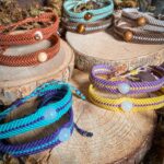 Tous les bracelets duo, avec 5 combinaisons différentes : bleu avec liseré violet et pierre de quartz rose, violet avec liseré bleu, violet et jaune, marron et blanc, vert et marron, et terracotta orangé.